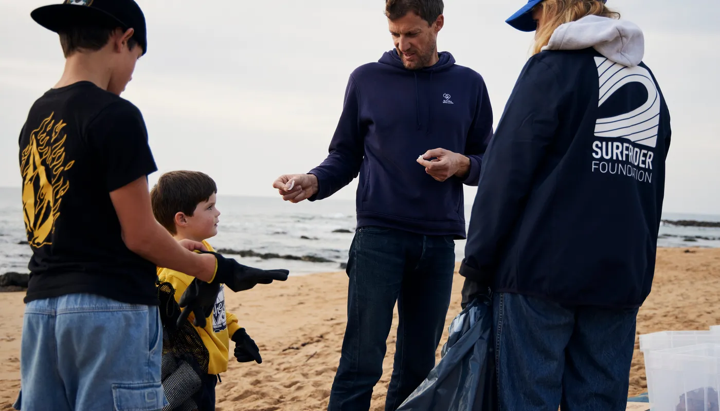LES SABLES D'OLONNE, FRANCE - 4 NOVEMBRE 2024 : Vue générale d'un nettoyage de plage de Surfrider Foundation au Paracou avec le skipper de Biotherm Paul Meilhat (FRA) lors du pré-départ du Vendée Globe, le 4 novembre 2024 aux Sables d'Olonne, France - (Photo by Anne Beauge / Alea)