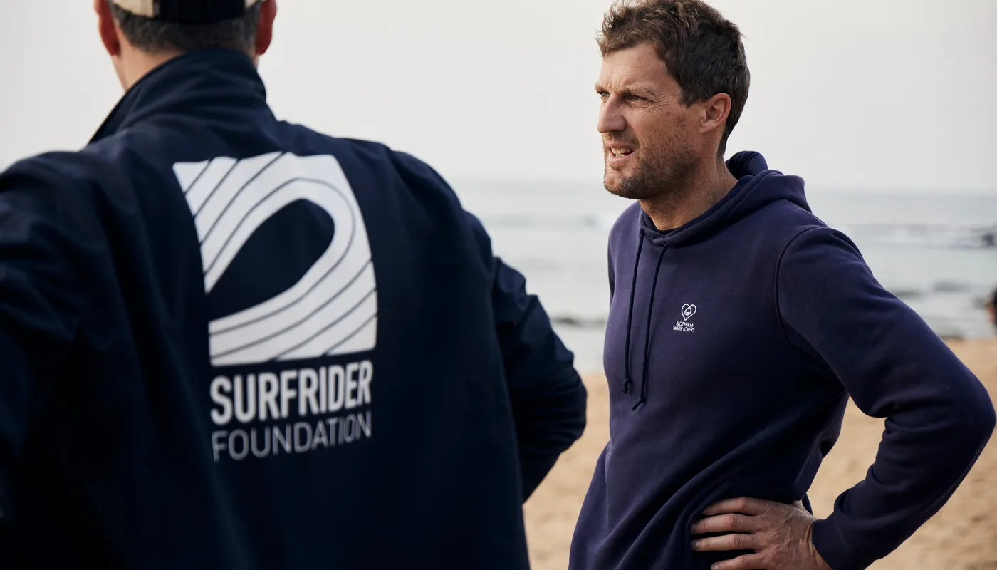 LES SABLES D'OLONNE, FRANCE - 4 NOVEMBRE 2024 : Vue générale d'un nettoyage de plage de Surfrider Foundation au Paracou avec le skipper de Biotherm Paul Meilhat (FRA) lors du pré-départ du Vendée Globe, le 4 novembre 2024 aux Sables d'Olonne, France - (Photo by Anne Beauge / Alea)