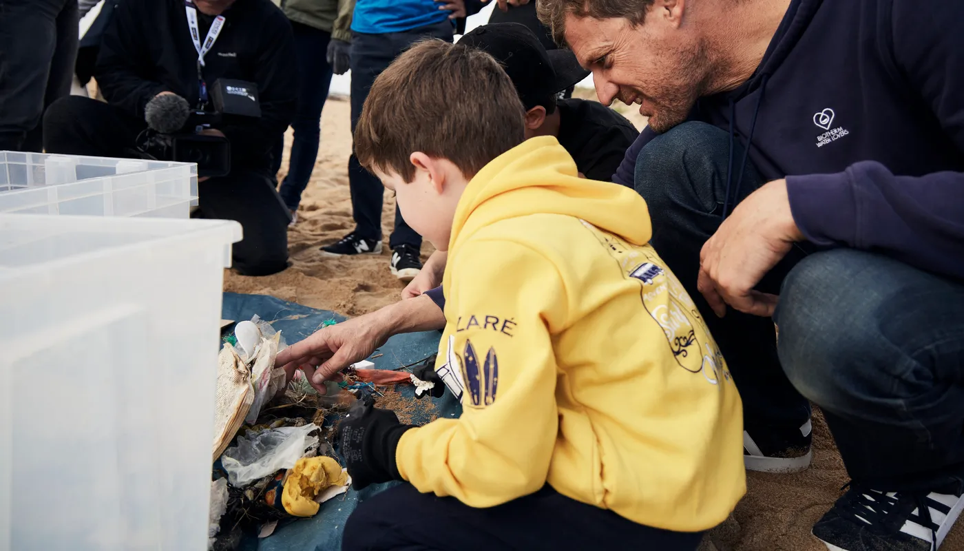 LES SABLES D'OLONNE, FRANCE - 4 NOVEMBRE 2024 : Vue générale d'un nettoyage de plage de Surfrider Foundation au Paracou avec le skipper de Biotherm Paul Meilhat (FRA) lors du pré-départ du Vendée Globe, le 4 novembre 2024 aux Sables d'Olonne, France - (Photo by Anne Beauge / Alea)