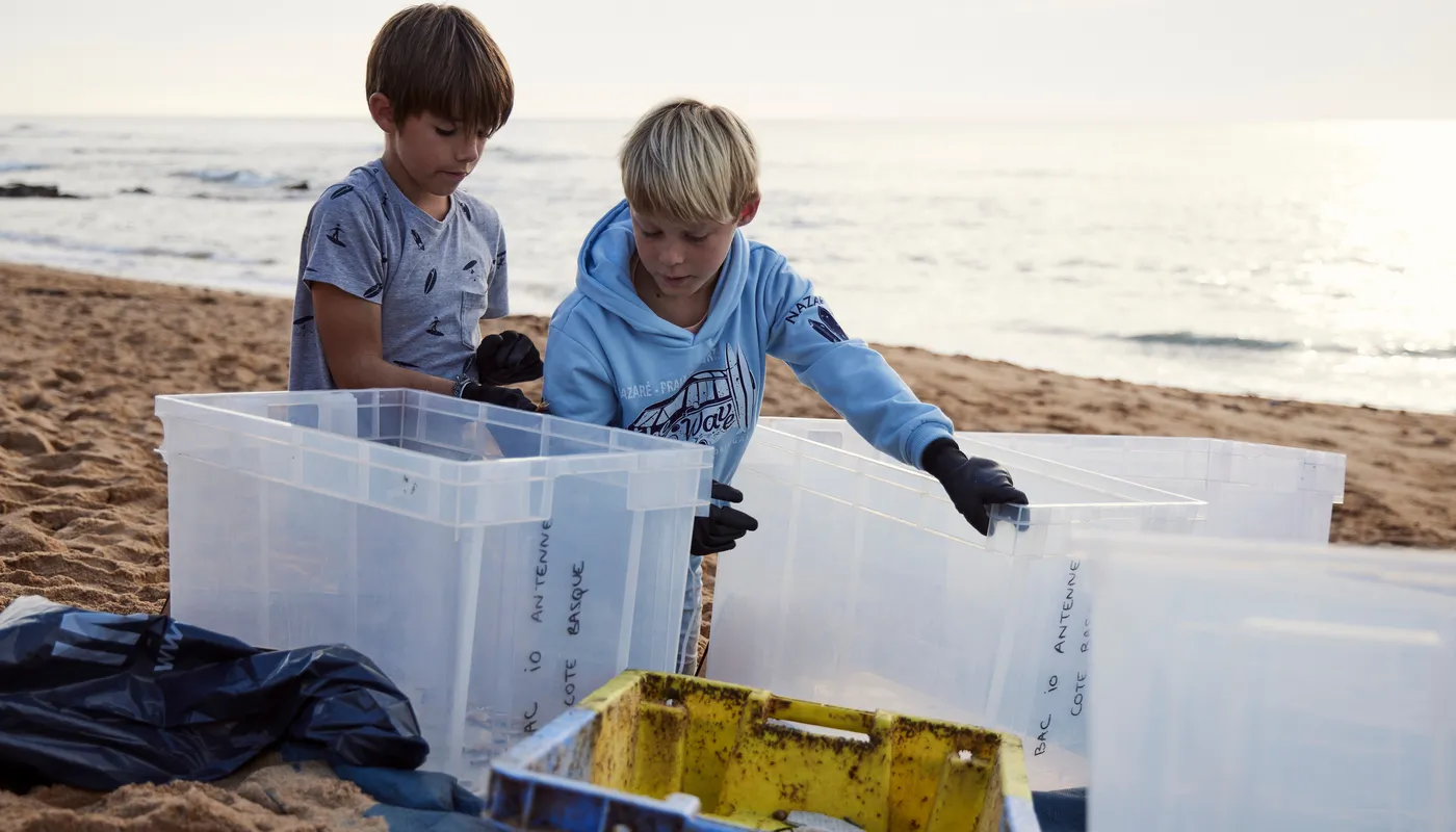 LES SABLES D'OLONNE, FRANCE - 4 NOVEMBRE 2024 : Vue générale d'un nettoyage de plage de Surfrider Foundation au Paracou avec le skipper de Biotherm Paul Meilhat (FRA) lors du pré-départ du Vendée Globe, le 4 novembre 2024 aux Sables d'Olonne, France - (Photo by Anne Beauge / Alea)