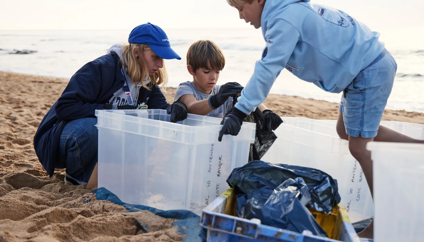 LES SABLES D'OLONNE, FRANCE - 4 NOVEMBRE 2024 : Vue générale d'un nettoyage de plage de Surfrider Foundation au Paracou avec le skipper de Biotherm Paul Meilhat (FRA) lors du pré-départ du Vendée Globe, le 4 novembre 2024 aux Sables d'Olonne, France - (Photo by Anne Beauge / Alea)