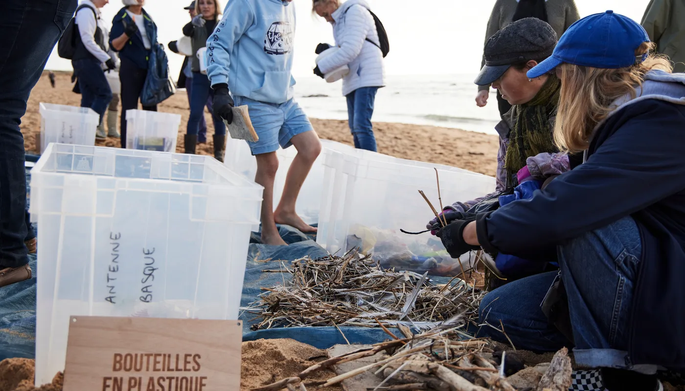 LES SABLES D'OLONNE, FRANCE - 4 NOVEMBRE 2024 : Vue générale d'un nettoyage de plage de Surfrider Foundation au Paracou avec le skipper de Biotherm Paul Meilhat (FRA) lors du pré-départ du Vendée Globe, le 4 novembre 2024 aux Sables d'Olonne, France - (Photo by Anne Beauge / Alea)