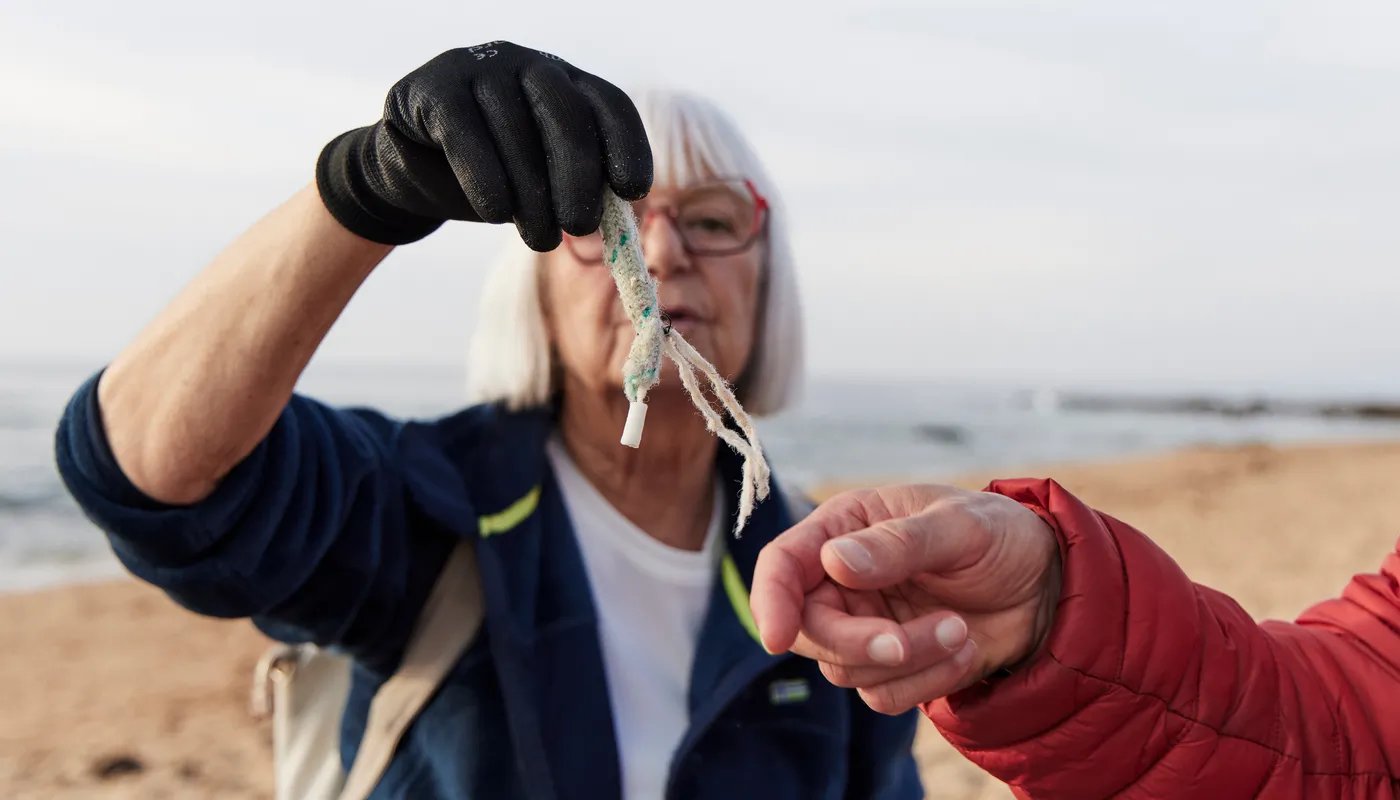 LES SABLES D'OLONNE, FRANCE - 4 NOVEMBRE 2024 : Vue générale d'un nettoyage de plage de Surfrider Foundation au Paracou avec le skipper de Biotherm Paul Meilhat (FRA) lors du pré-départ du Vendée Globe, le 4 novembre 2024 aux Sables d'Olonne, France - (Photo by Anne Beauge / Alea)