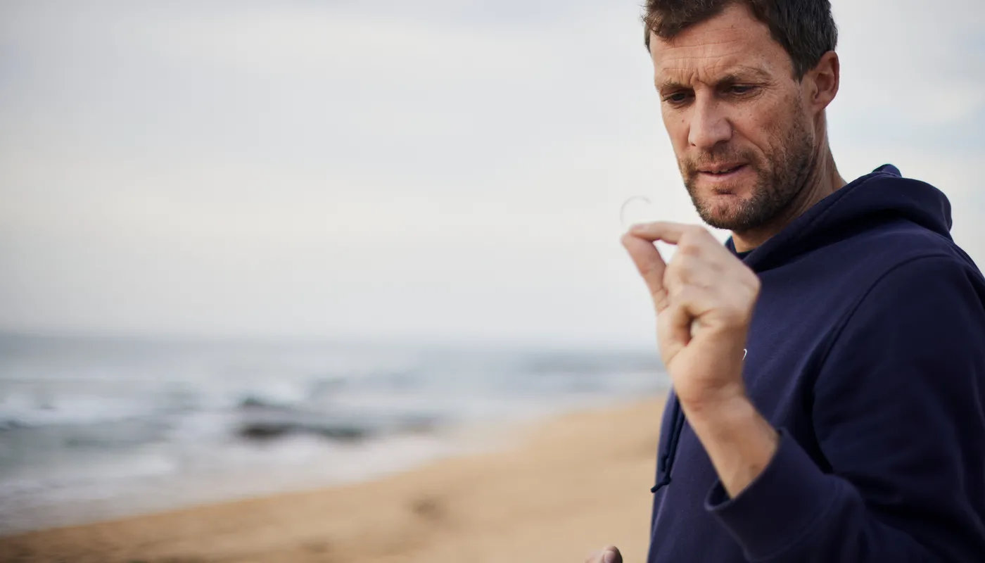 LES SABLES D'OLONNE, FRANCE - 4 NOVEMBRE 2024 : Vue générale d'un nettoyage de plage de Surfrider Foundation au Paracou avec le skipper de Biotherm Paul Meilhat (FRA) lors du pré-départ du Vendée Globe, le 4 novembre 2024 aux Sables d'Olonne, France - (Photo by Anne Beauge / Alea)