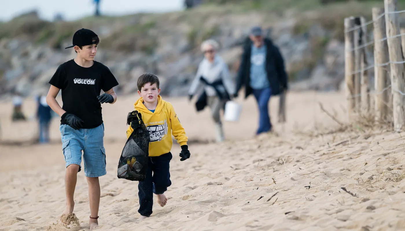 LES SABLES D'OLONNE, FRANCE - 4 NOVEMBRE 2024 : Vue générale d'un nettoyage de plage de Surfrider Foundation au Paracou avec le skipper de Biotherm Paul Meilhat (FRA) lors du pré-départ du Vendée Globe, le 4 novembre 2024 aux Sables d'Olonne, France - (Photo by Olivier Blanchet / Alea)
