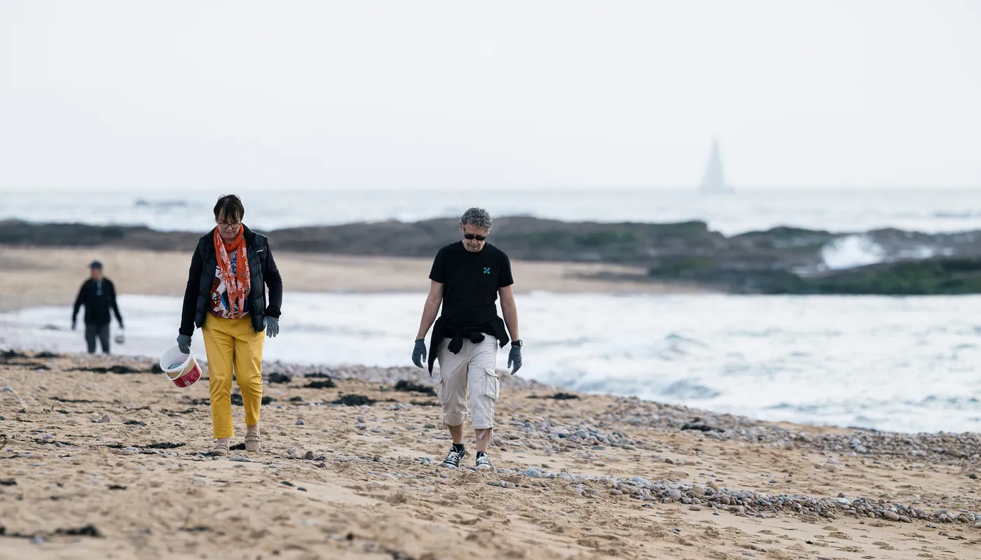 LES SABLES D'OLONNE, FRANCE - 4 NOVEMBRE 2024 : Vue générale d'un nettoyage de plage de Surfrider Foundation au Paracou avec le skipper de Biotherm Paul Meilhat (FRA) lors du pré-départ du Vendée Globe, le 4 novembre 2024 aux Sables d'Olonne, France - (Photo by Olivier Blanchet / Alea)