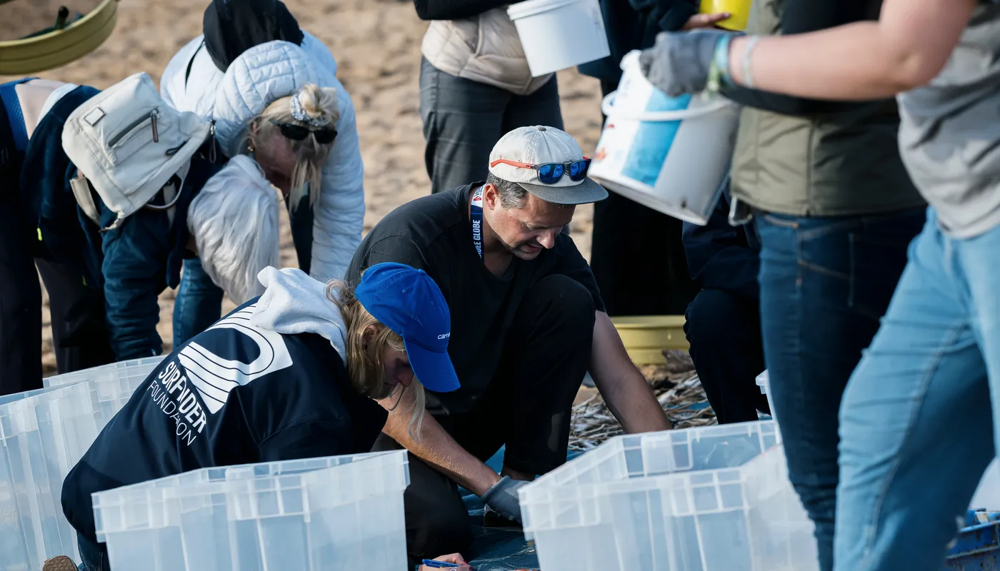 LES SABLES D'OLONNE, FRANCE - 4 NOVEMBRE 2024 : Vue générale d'un nettoyage de plage de Surfrider Foundation au Paracou avec le skipper de Biotherm Paul Meilhat (FRA) lors du pré-départ du Vendée Globe, le 4 novembre 2024 aux Sables d'Olonne, France - (Photo by Olivier Blanchet / Alea)