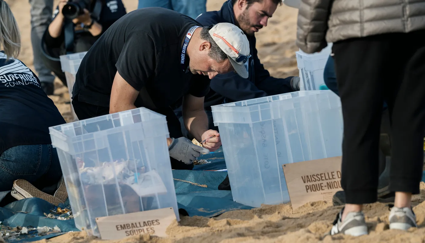 LES SABLES D'OLONNE, FRANCE - 4 NOVEMBRE 2024 : Vue générale d'un nettoyage de plage de Surfrider Foundation au Paracou avec le skipper de Biotherm Paul Meilhat (FRA) lors du pré-départ du Vendée Globe, le 4 novembre 2024 aux Sables d'Olonne, France - (Photo by Olivier Blanchet / Alea)