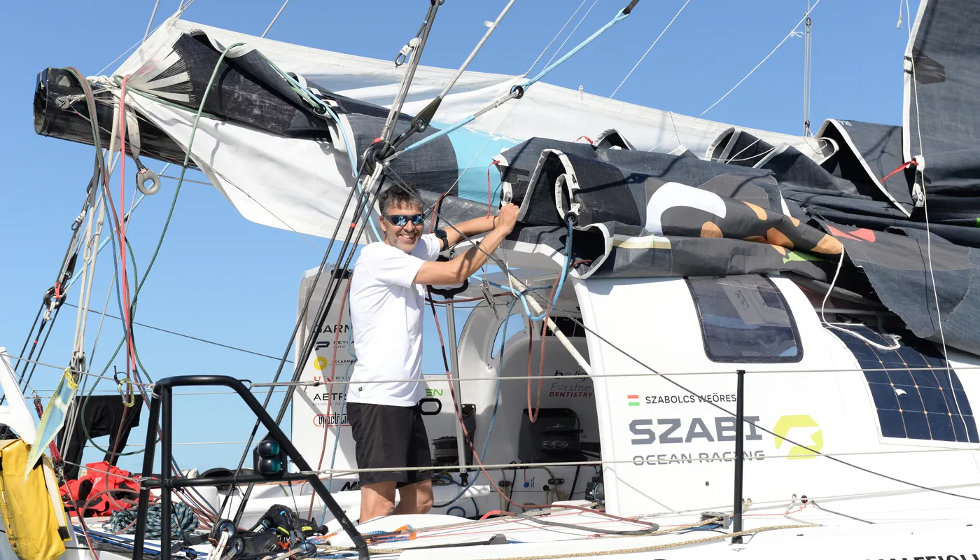 COURSE, 17 NOVEMBRE 2024 : Photo envoyée depuis le bateau New Europe arrêté pour réparer la grande voile, à Las Palmas, Gran Canaria, lors de la course à la voile du Vendée Globe, le 17 novembre 2024. (Photo par Team New Europe)