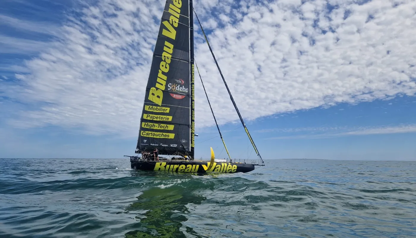 COURSE, 8 DÉCEMBRE 2024 : Photo du bateau Bureau Vallée skipper Louis Burton (FRA) arrivant à Cape Town après avoir abandonné la course à la voile du Vendée Globe suite à un incident de structure, à Cape Town, Afrique du Sud, le 8 décembre 2024. (Photo par Manuel Mendes)