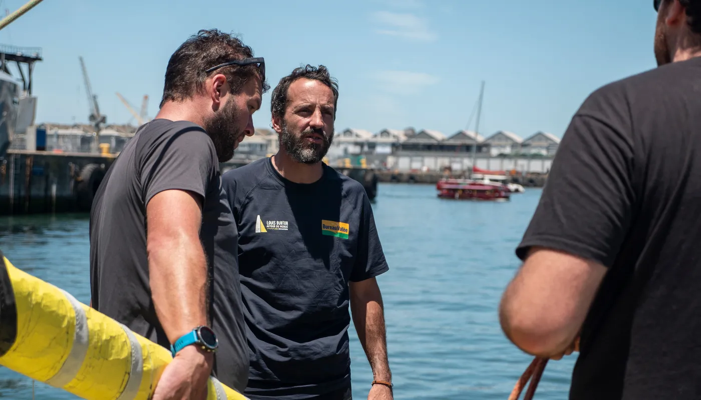 LE CAP, AFRIQUE DU SUD, 08 DÉCEMBRE 2024 : Photo du bateau Bureau Vallée skipper Louis Burton (FRA) arrivant à Cape Town, Afrique du Sud, après avoir abandonné la course à la voile du Vendée Globe pour un problème structurel le 08 décembre 2024. (Photo de Julie Bourdin)