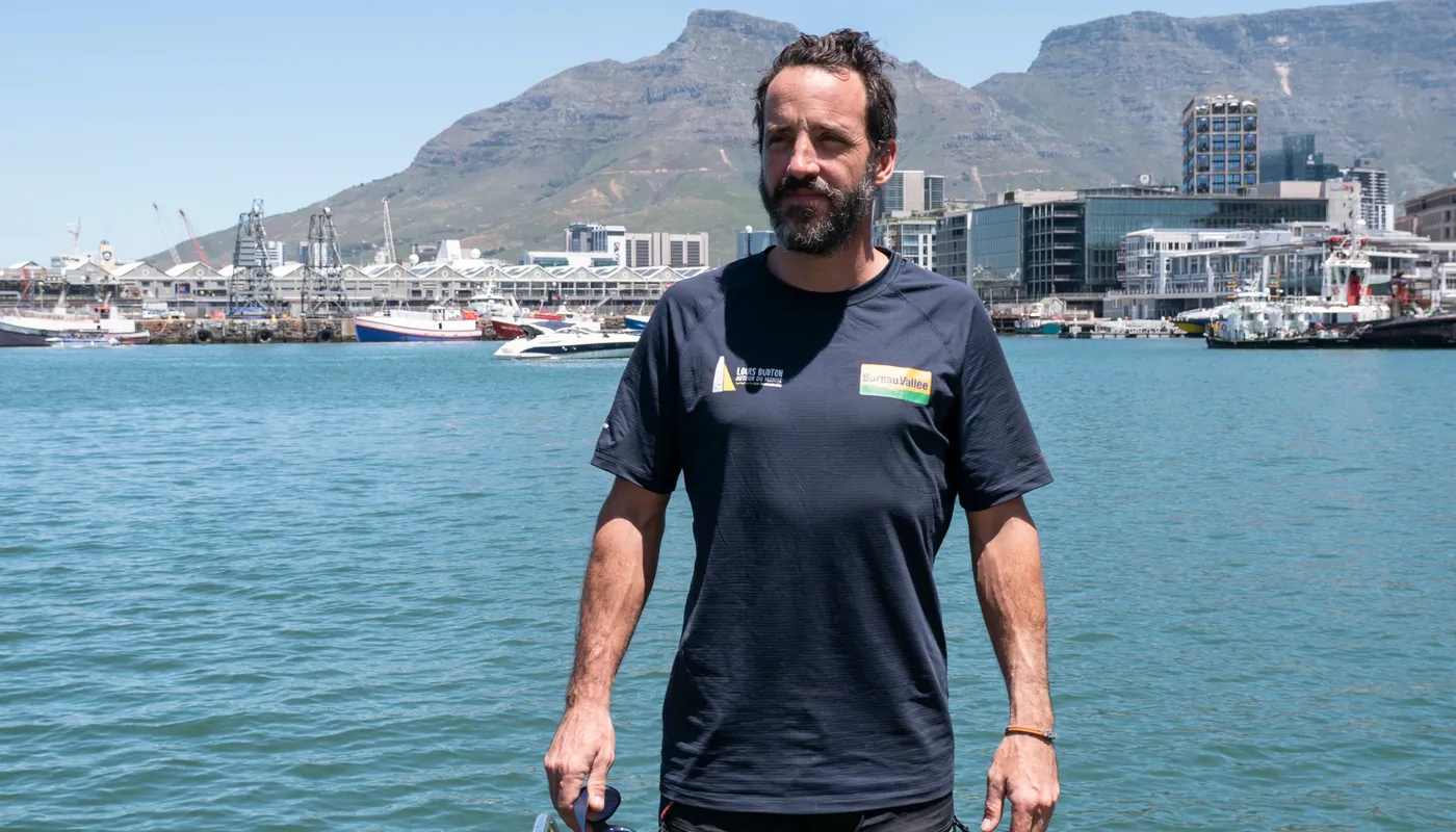 LE CAP, AFRIQUE DU SUD, 08 DÉCEMBRE 2024 : Photo du bateau Bureau Vallée skipper Louis Burton (FRA) arrivant à Cape Town, Afrique du Sud, après avoir abandonné la course à la voile du Vendée Globe pour un problème structurel le 08 décembre 2024. (Photo de Julie Bourdin)