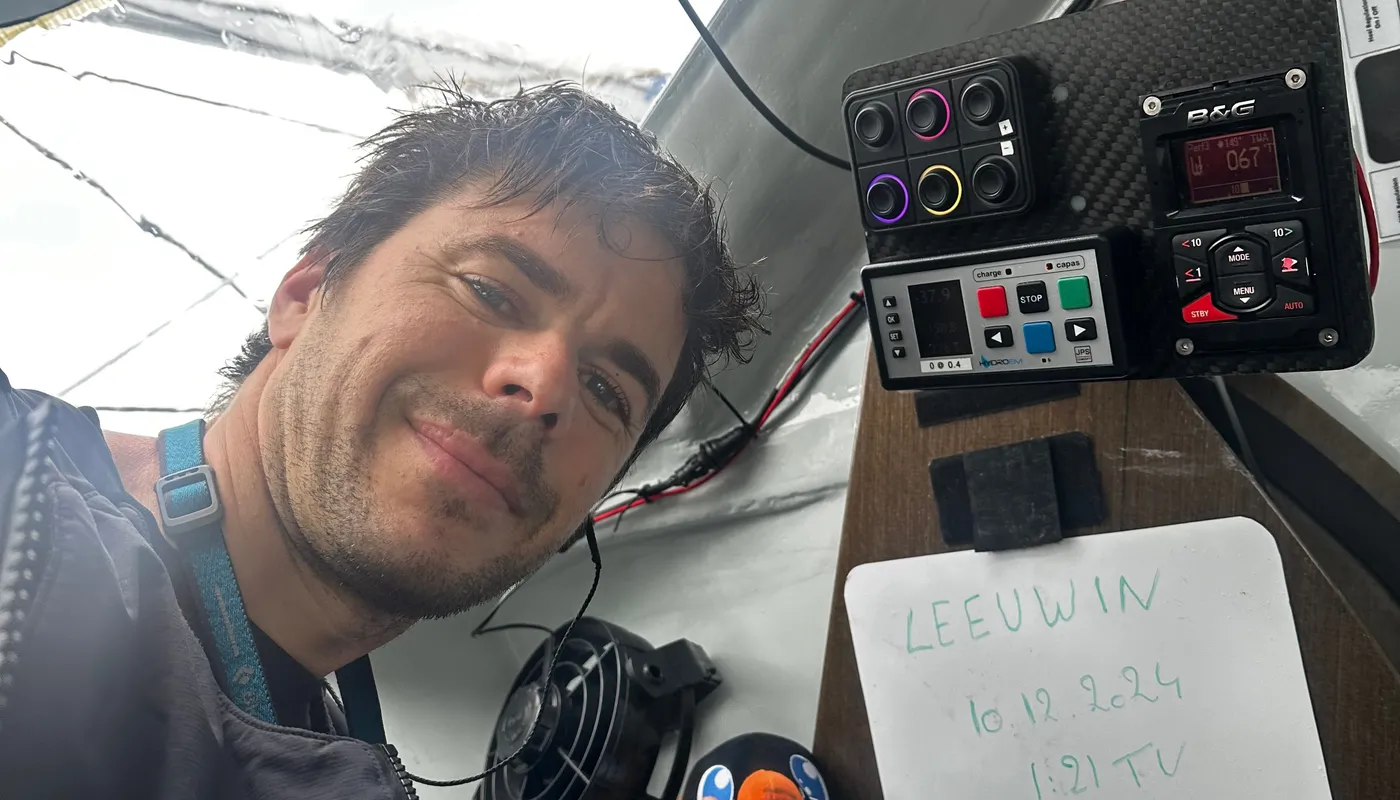 COURSE, 10 DÉCEMBRE 2024 : Photo envoyée depuis le bateau Groupe Dubreuil lors de la course à la voile du Vendée Globe le 10 décembre 2024. (Photo du skipper Sébastien Simon)