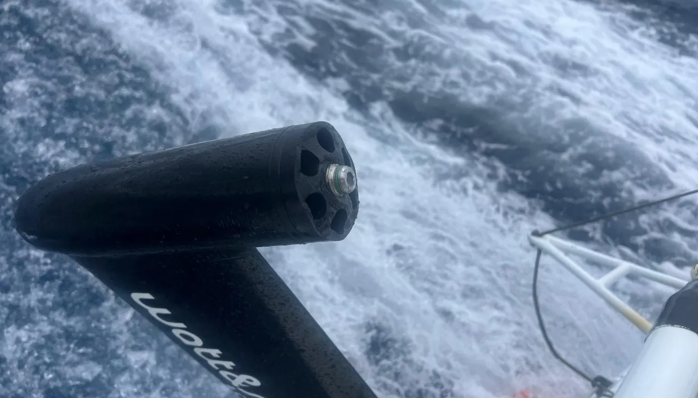 LE 17 DÉCEMBRE 2024 : Photo envoyée depuis le bateau FOUSSIER lors de la course à la voile du Vendée Globe le 17 décembre 2024. (Photo du skipper Sébastien Marsset) Hydrogénérateur cassé