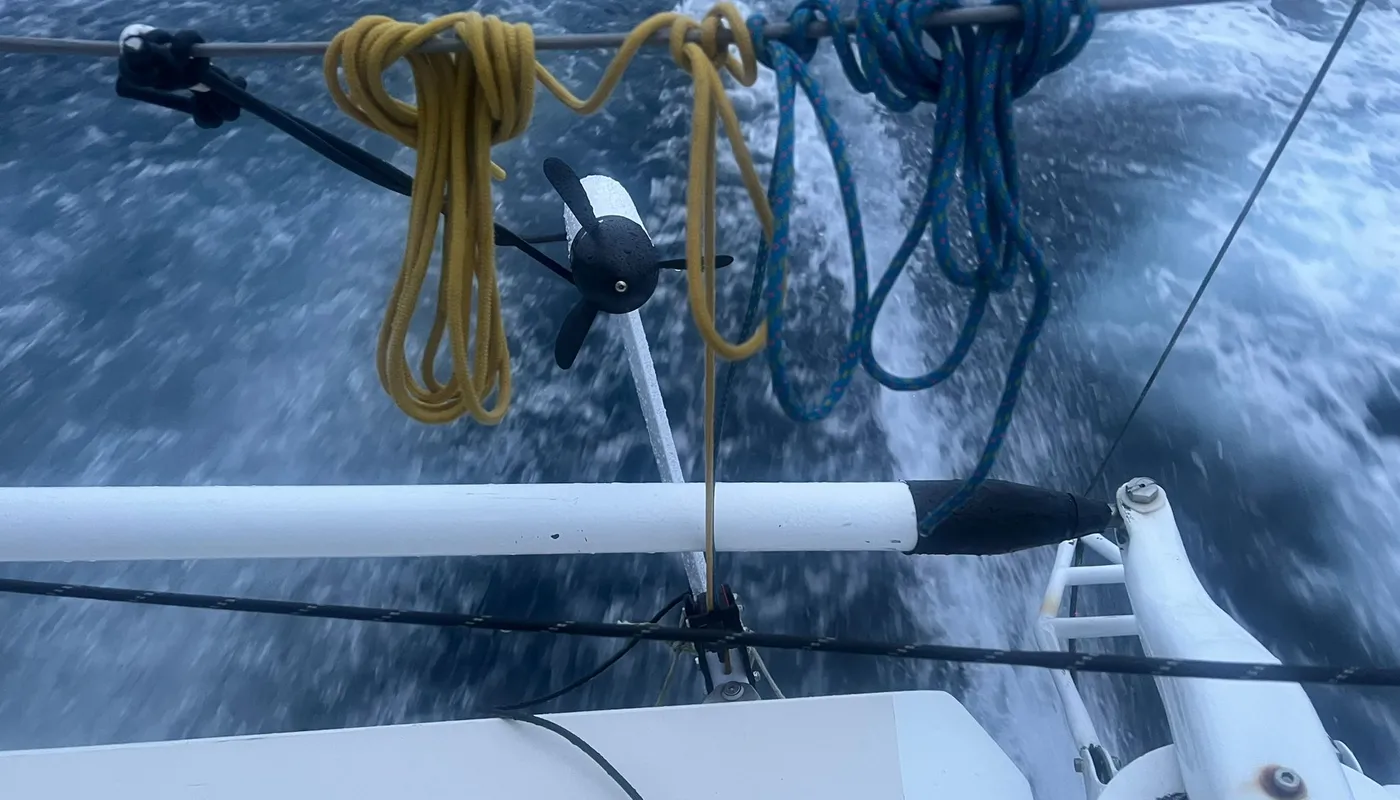 LE 17 DÉCEMBRE 2024 : Photo envoyée depuis le bateau FOUSSIER lors de la course à la voile du Vendée Globe le 17 décembre 2024. (Photo du skipper Sébastien Marsset) Hydrogénérateur