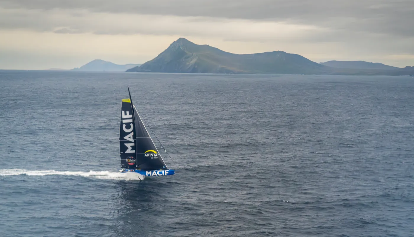 COURSE, 24 DÉCEMBRE 2024 : Charlie Dalin (FRA), skipper de MACIF Santé Prévoyance, est photographié en train de passer le Cap Horn en deuxième position lors de la course à la voile du Vendée Globe, le 24 décembre 2024. (Photo par Vendee Globe)