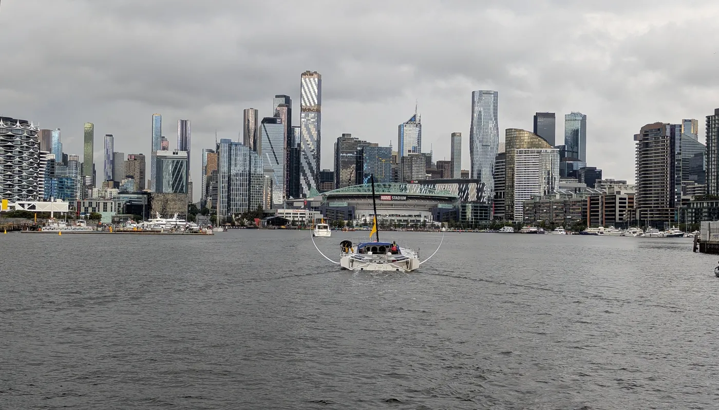 AUSTRALIE, 28 DÉCEMBRE 2024 : Photo envoyée par l'équipe du bateau Medallia arrivant à Melbourne (Australie) sous gréement de jury lors de la course à la voile du Vendée Globe le 28 décembre 2024. (Photo de l'équipe Medallia)