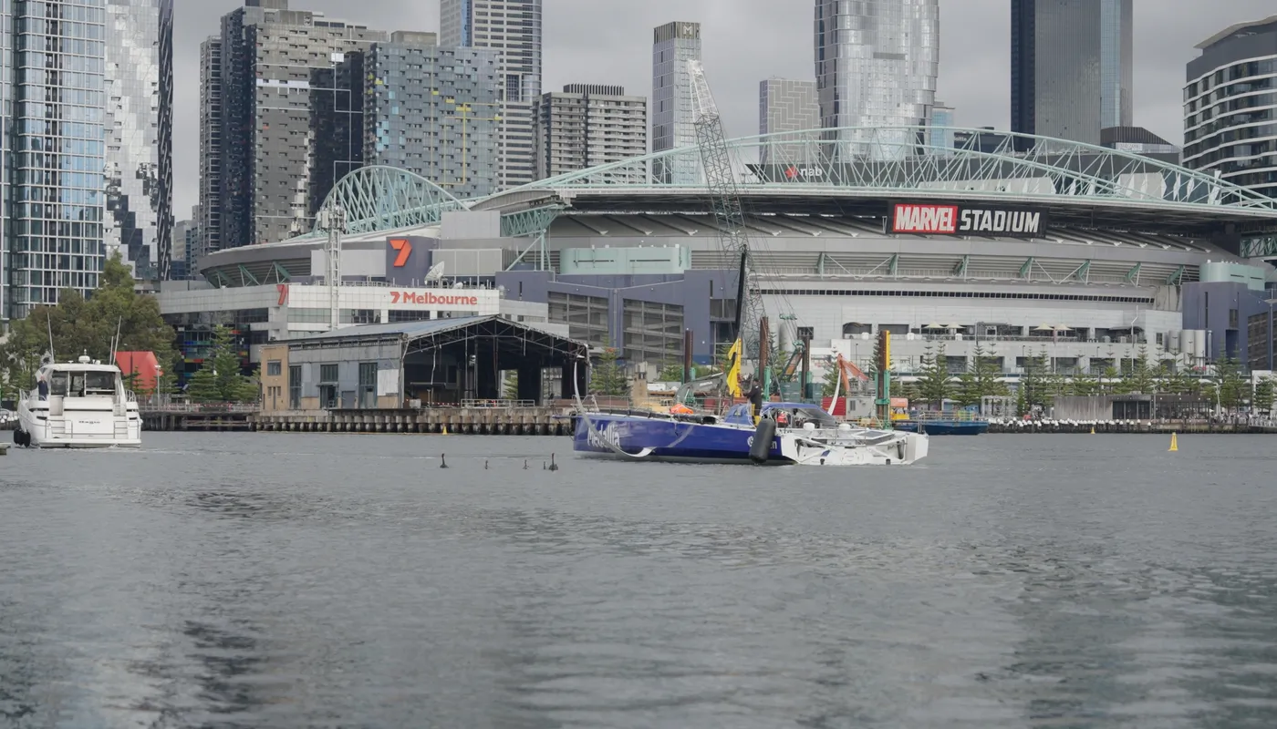 AUSTRALIE, 28 DÉCEMBRE 2024 : Photo envoyée par l'équipe du bateau Medallia arrivant à Melbourne (Australie) sous gréement de jury après avoir abandonné la course à la voile du Vendée Globe le 28 décembre 2024. (Photo de l'équipe Medallia)