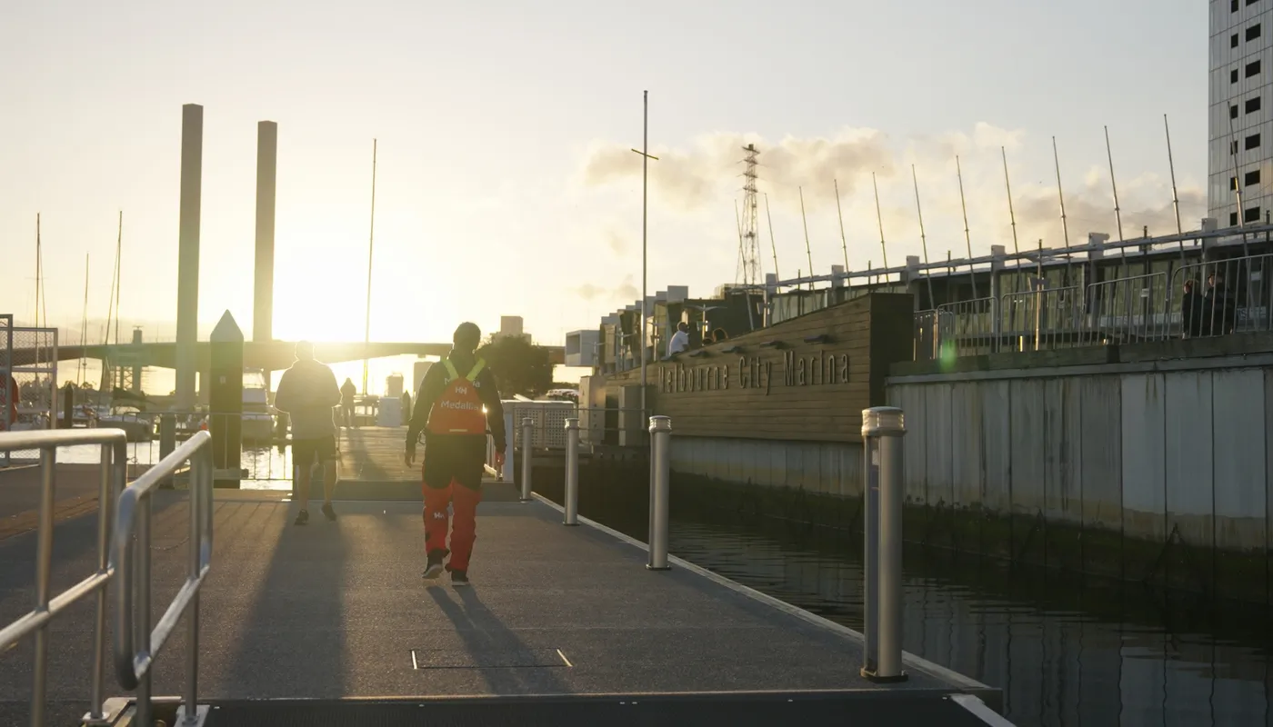 AUSTRALIE, 28 DÉCEMBRE 2024 : Photo envoyée par l'équipe du bateau Medallia arrivant à Melbourne (Australie) sous gréement de jury après avoir abandonné la course à la voile du Vendée Globe le 28 décembre 2024. (Photo de l'équipe Medallia)