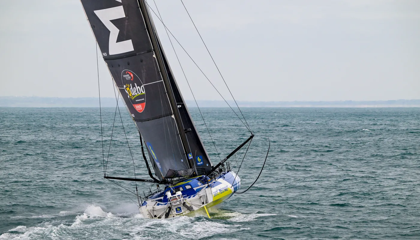 PENMARCH, FRANCE - 13 JANVIER 2025 : Charlie Dalin (FRA), skipper de MACIF Santé Prévoyance, est photographié lors de sa dernière course du Vendée Globe, le 13 janvier 2025 au large de Penmarc'h, France - (Photo by Olivier Blanchet / Alea)