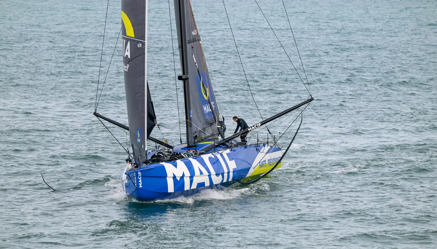PENMARCH, FRANCE - 13 JANVIER 2025 : Charlie Dalin (FRA), skipper de MACIF Santé Prévoyance, est photographié lors de sa dernière course du Vendée Globe, le 13 janvier 2025 au large de Penmarc'h, France - (Photo by Olivier Blanchet / Alea)