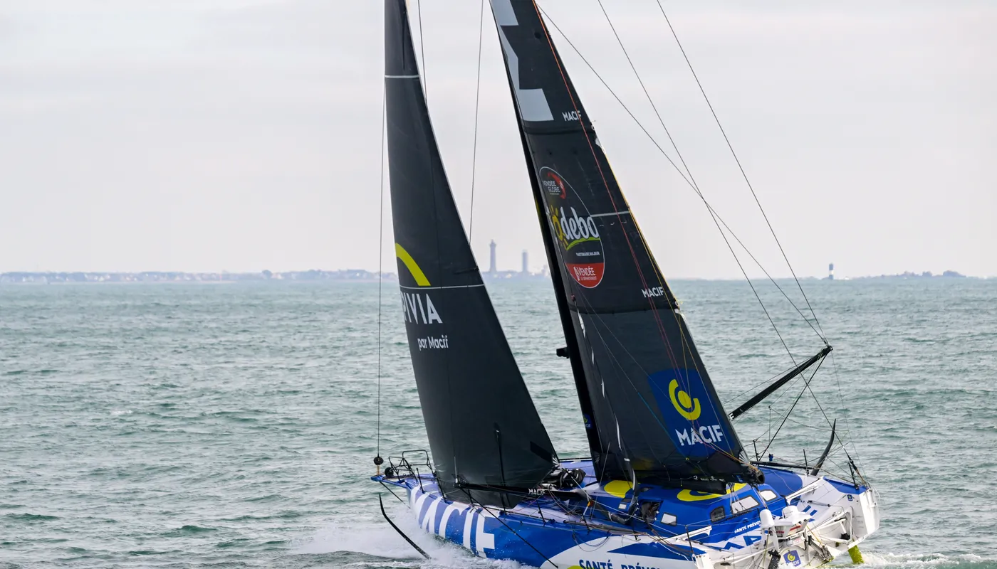 PENMARCH, FRANCE - 13 JANVIER 2025 : Charlie Dalin (FRA), skipper de MACIF Santé Prévoyance, est photographié lors de sa dernière course du Vendée Globe, le 13 janvier 2025 au large de Penmarc'h, France - (Photo by Olivier Blanchet / Alea)