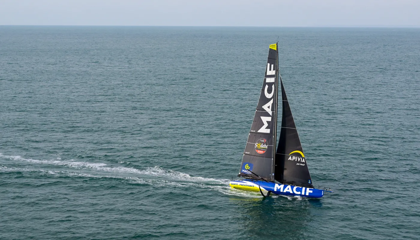 PENMARCH, FRANCE - 13 JANVIER 2025 : Charlie Dalin (FRA), skipper de MACIF Santé Prévoyance, est photographié lors de sa dernière course du Vendée Globe, le 13 janvier 2025 au large de Penmarc'h, France - (Photo by Olivier Blanchet / Alea)