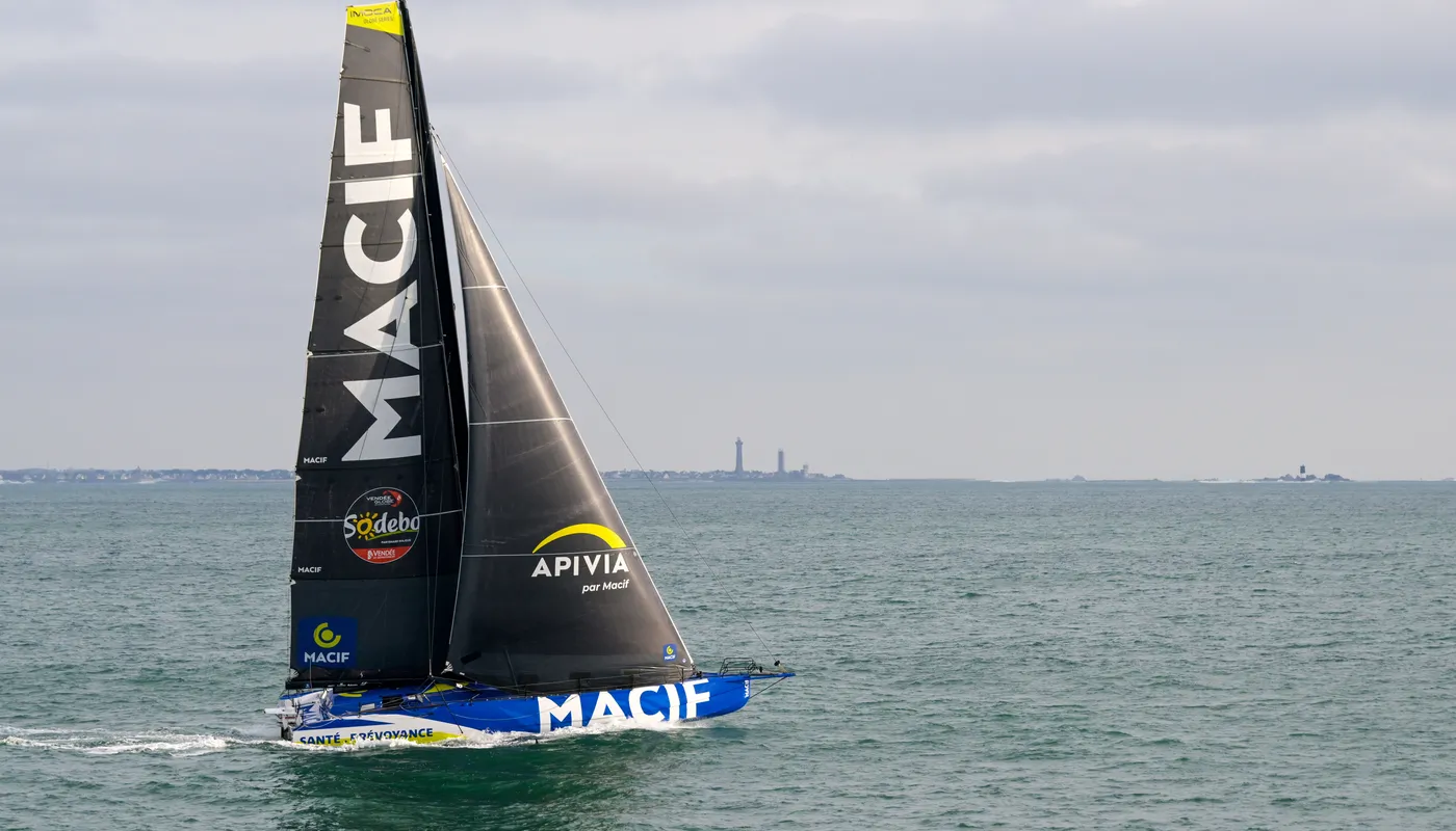 PENMARCH, FRANCE - 13 JANVIER 2025 : Charlie Dalin (FRA), skipper de MACIF Santé Prévoyance, est photographié lors de sa dernière course du Vendée Globe, le 13 janvier 2025 au large de Penmarc'h, France - (Photo by Olivier Blanchet / Alea)