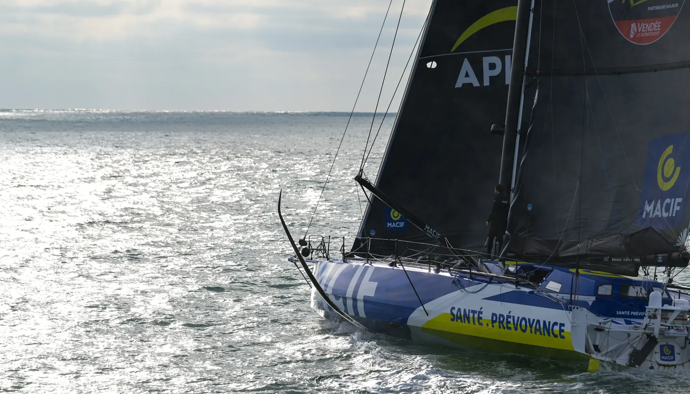 PENMARCH, FRANCE - 13 JANVIER 2025 : Charlie Dalin (FRA), skipper de MACIF Santé Prévoyance, est photographié lors de sa dernière course du Vendée Globe, le 13 janvier 2025 au large de Penmarc'h, France - (Photo by Olivier Blanchet / Alea)