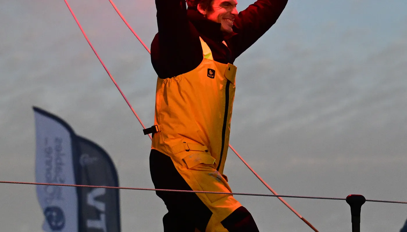 LES SABLES D'OLONNE, FRANCE - 14 JANVIER 2025 : Charlie Dalin (FRA), skipper de MACIF Santé Prévoyance, est photographié après avoir remporté le Vendée Globe 2024, le 14 janvier 2025 aux Sables d'Olonne, France. (Photo par Vincent Curutchet / Alea)