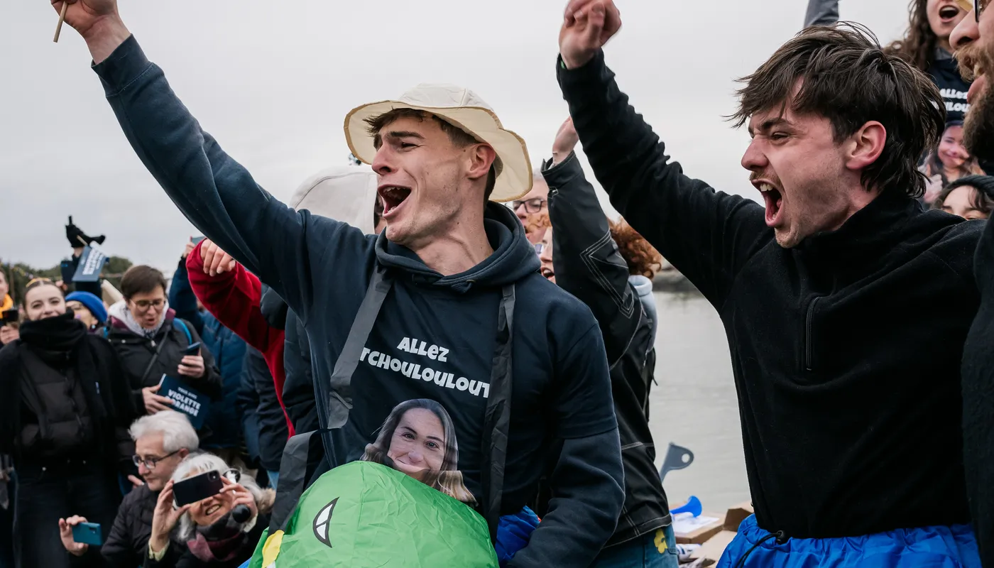 LES SABLES D'OLONNE, FRANCE - 09 FEVRIER 2025 : Les fans encouragent le skipper de DMG MORI Global One, Kojiro Shiraishi (JAP), et la skipper de DeVenir, Violette Dorange (FRA), qui ont pris les 24e et 25e places du Vendée Globe, le 9 février 2025 aux Sables d'Olonne, France - (Photo by Jean-Louis Carli / Alea)