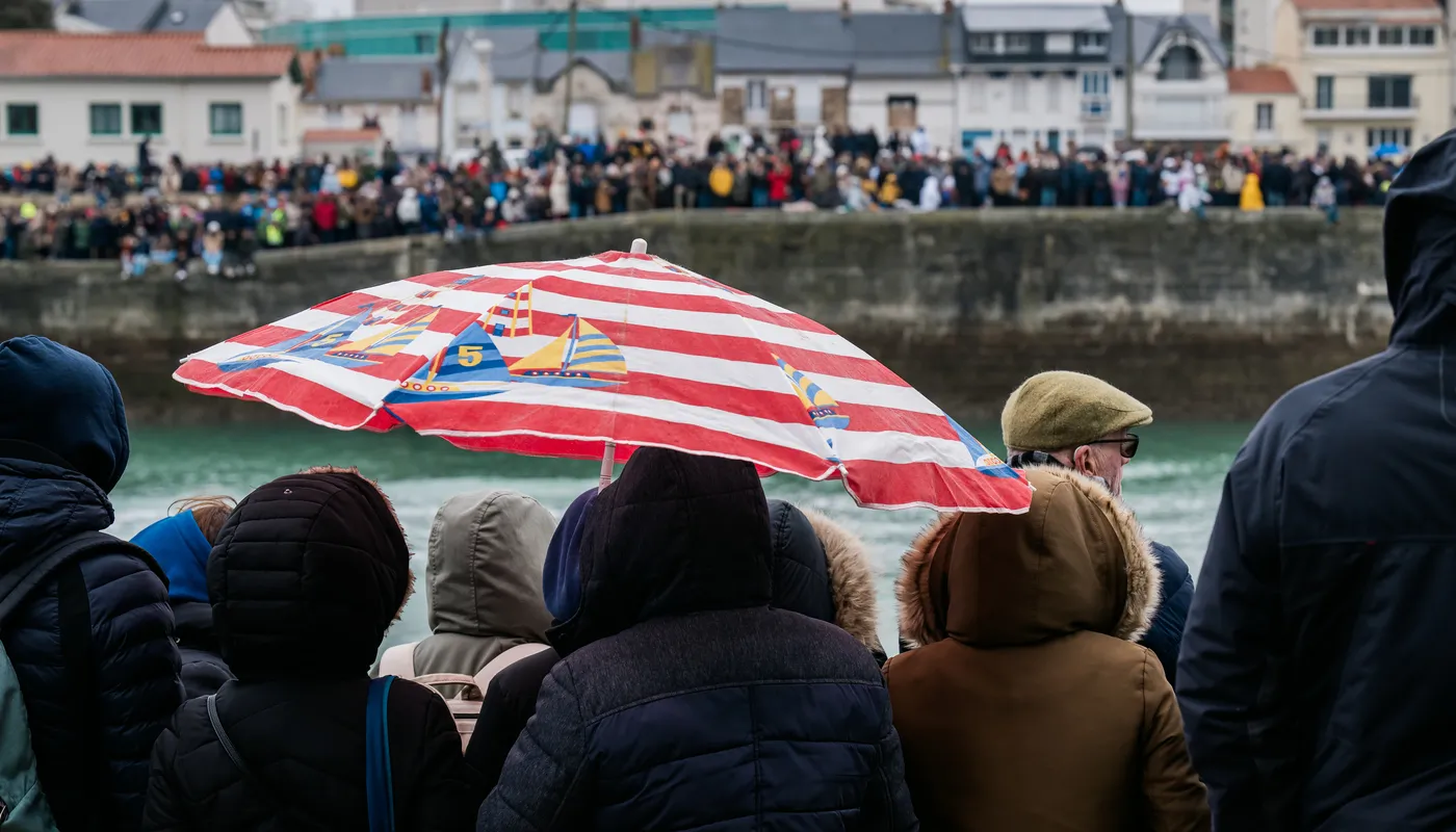 LES SABLES D'OLONNE, FRANCE - 09 FEVRIER 2025 : Les fans encouragent le skipper de DMG MORI Global One, Kojiro Shiraishi (JAP), et la skipper de DeVenir, Violette Dorange (FRA), qui ont pris les 24e et 25e places du Vendée Globe, le 9 février 2025 aux Sables d'Olonne, France - (Photo by Jean-Louis Carli / Alea)