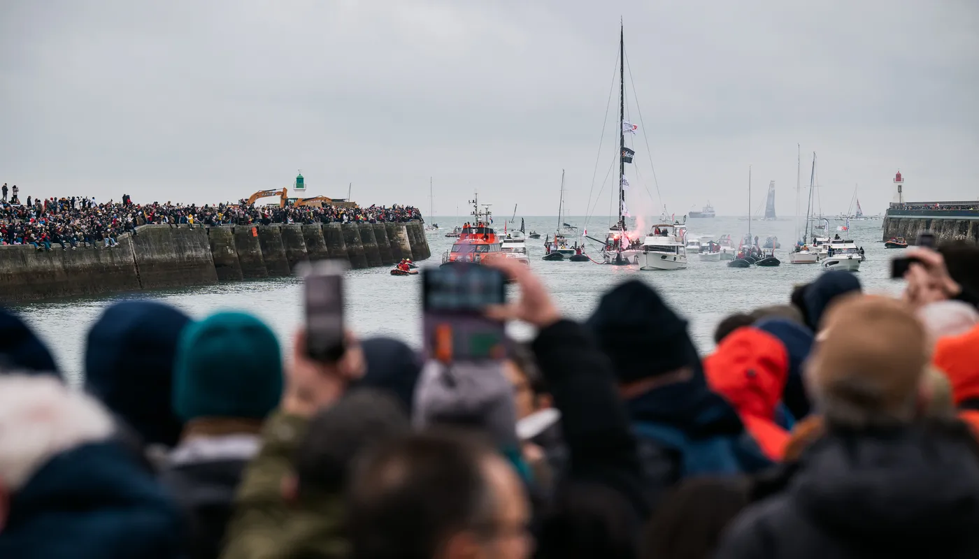 LES SABLES D'OLONNE, FRANCE - 09 FEVRIER 2025 : Les fans encouragent le skipper de DMG MORI Global One, Kojiro Shiraishi (JAP), et la skipper de DeVenir, Violette Dorange (FRA), qui ont pris les 24e et 25e places du Vendée Globe, le 9 février 2025 aux Sables d'Olonne, France - (Photo by Jean-Louis Carli / Alea)