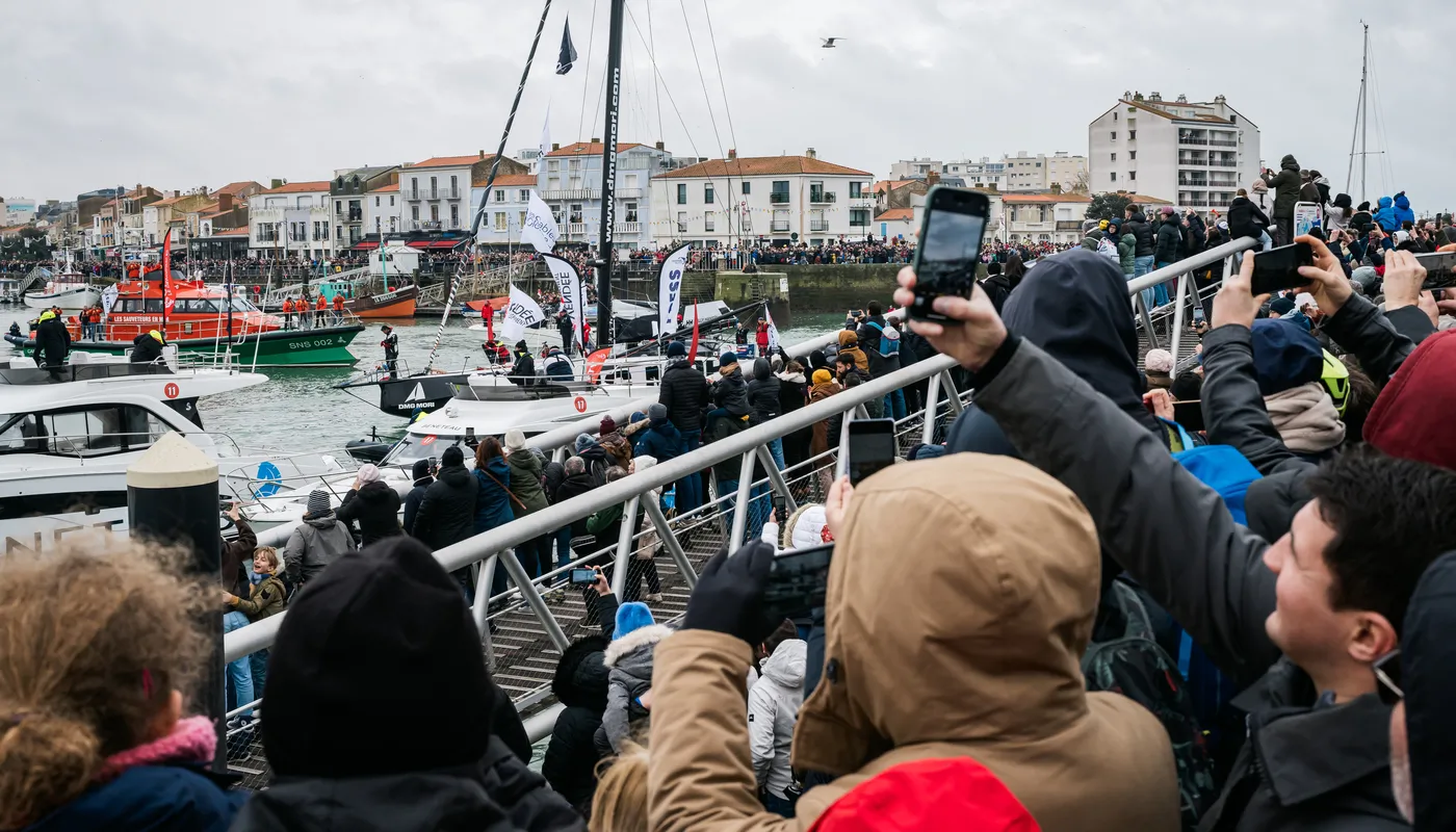 LES SABLES D'OLONNE, FRANCE - 09 FEVRIER 2025 : Les fans encouragent le skipper de DMG MORI Global One, Kojiro Shiraishi (JAP), et la skipper de DeVenir, Violette Dorange (FRA), qui ont pris les 24e et 25e places du Vendée Globe, le 9 février 2025 aux Sables d'Olonne, France - (Photo by Jean-Louis Carli / Alea)