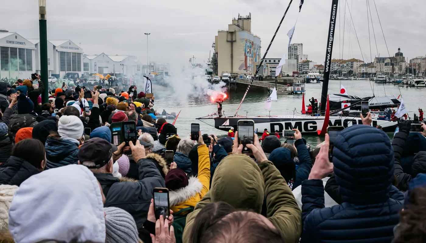 LES SABLES D'OLONNE, FRANCE - 09 FEVRIER 2025 : Les fans encouragent le skipper de DMG MORI Global One, Kojiro Shiraishi (JAP), et la skipper de DeVenir, Violette Dorange (FRA), qui ont pris les 24e et 25e places du Vendée Globe, le 9 février 2025 aux Sables d'Olonne, France - (Photo by Jean-Louis Carli / Alea)