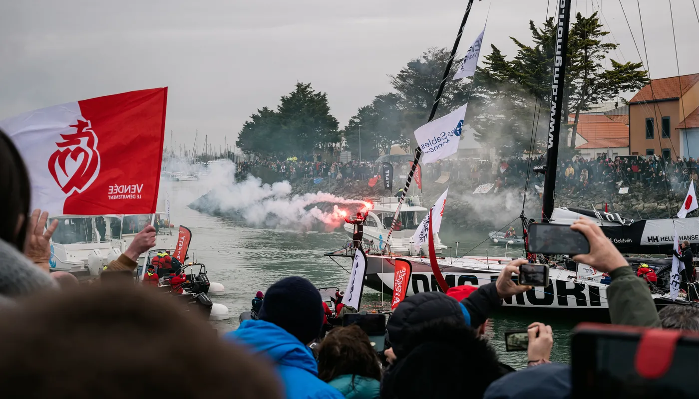 LES SABLES D'OLONNE, FRANCE - 09 FEVRIER 2025 : Les fans encouragent le skipper de DMG MORI Global One, Kojiro Shiraishi (JAP), et la skipper de DeVenir, Violette Dorange (FRA), qui ont pris les 24e et 25e places du Vendée Globe, le 9 février 2025 aux Sables d'Olonne, France - (Photo by Jean-Louis Carli / Alea)