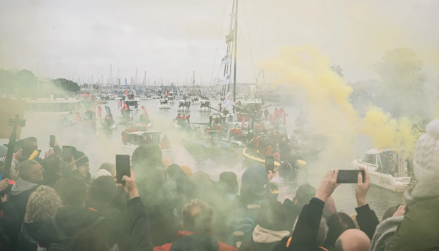 LES SABLES D'OLONNE, FRANCE - 09 FEVRIER 2025 : Les fans encouragent le skipper de DMG MORI Global One, Kojiro Shiraishi (JAP), et la skipper de DeVenir, Violette Dorange (FRA), qui ont pris les 24e et 25e places du Vendée Globe, le 9 février 2025 aux Sables d'Olonne, France - (Photo by Jean-Louis Carli / Alea)