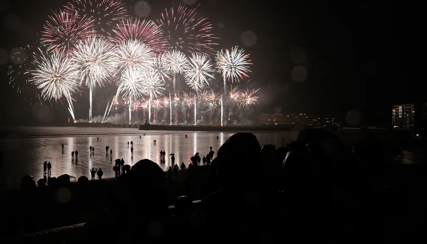 LES SABLES D'OLONNE, FRANCE - 10 MAI 2025 : Un feu d'artifice est photographié sur la plage après la cérémonie de remise des prix du Vendée Globe, le 10 mai 2025 aux Sables d'Olonne, France - (Photo by Jean-Louis Carli / Alea)