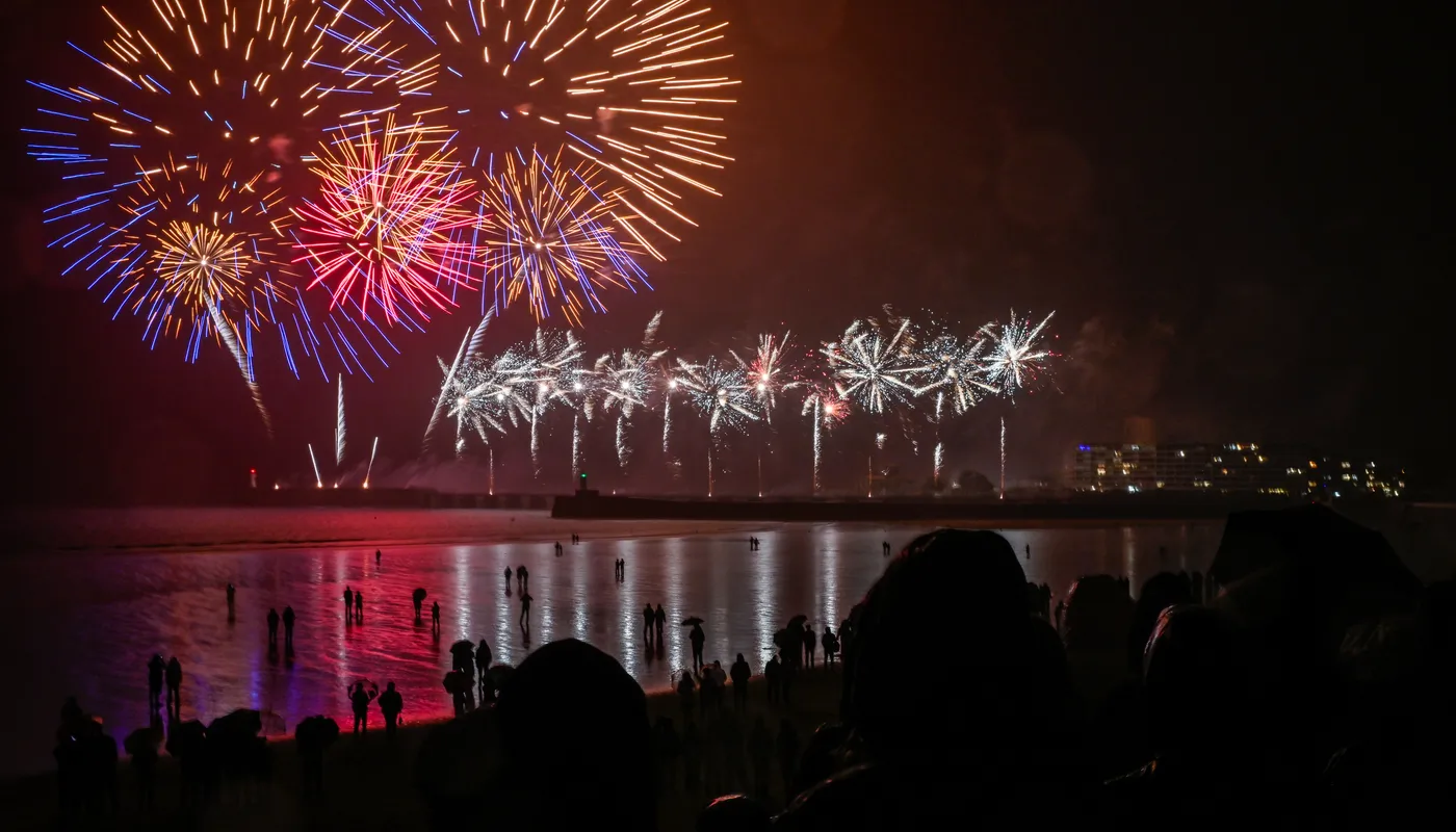 LES SABLES D'OLONNE, FRANCE - 10 MAI 2025 : Un feu d'artifice est photographié sur la plage après la cérémonie de remise des prix du Vendée Globe, le 10 mai 2025 aux Sables d'Olonne, France - (Photo by Jean-Louis Carli / Alea)