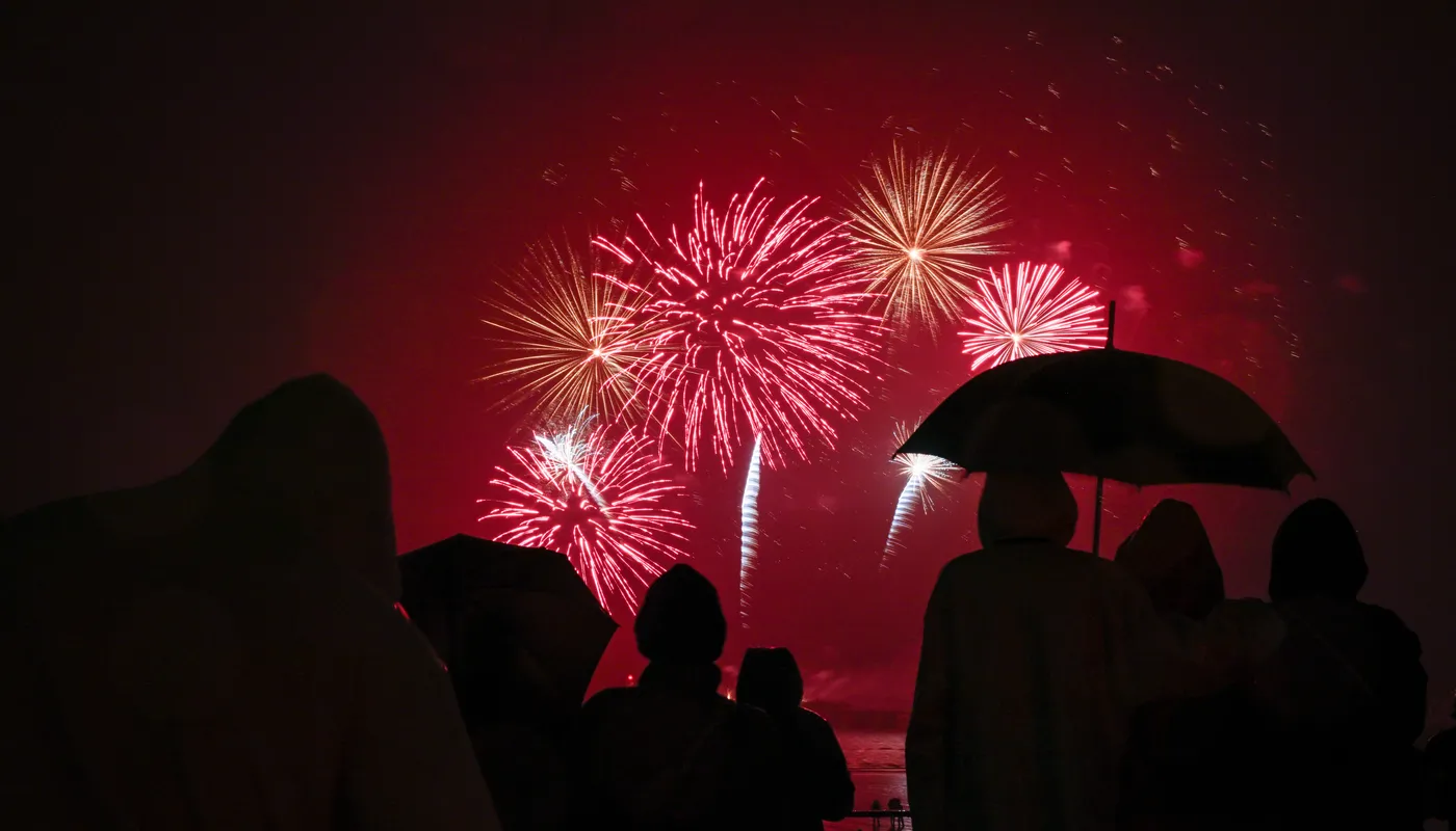 LES SABLES D'OLONNE, FRANCE - 10 MAI 2025 : Un feu d'artifice est photographié sur la plage après la cérémonie de remise des prix du Vendée Globe, le 10 mai 2025 aux Sables d'Olonne, France - (Photo by Jean-Louis Carli / Alea)