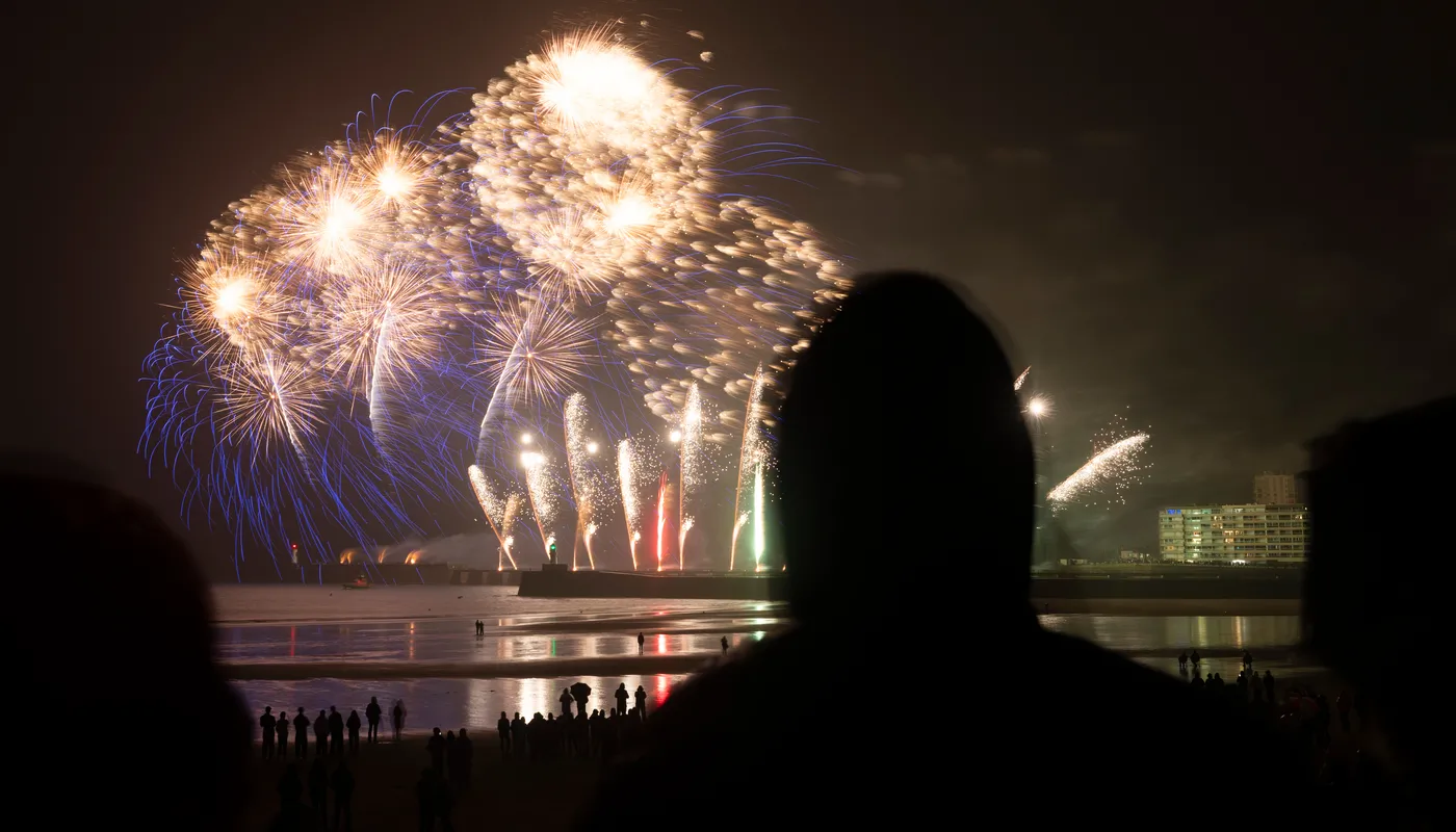 LES SABLES D'OLONNE, FRANCE - 10 MAI 2025 : Un feu d'artifice est photographié sur la plage après la remise des prix du Vendée Globe, le 10 mai 2025 aux Sables d'Olonne, France - (Photo by Jean-Marie Liot / Alea)