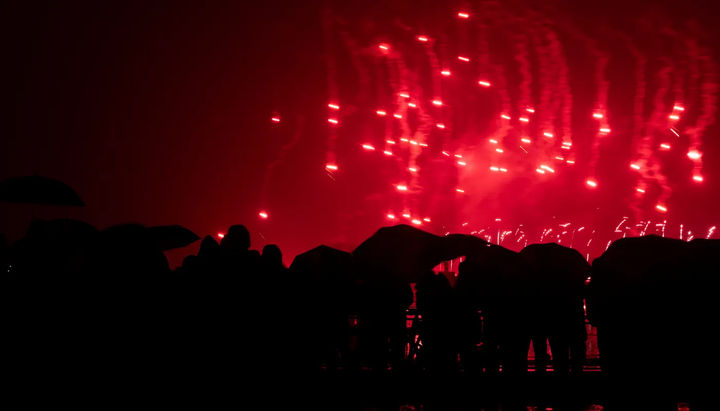 LES SABLES D'OLONNE, FRANCE - 10 MAI 2025 : Un feu d'artifice est photographié sur la plage après la remise des prix du Vendée Globe, le 10 mai 2025 aux Sables d'Olonne, France - (Photo by Jean-Marie Liot / Alea)