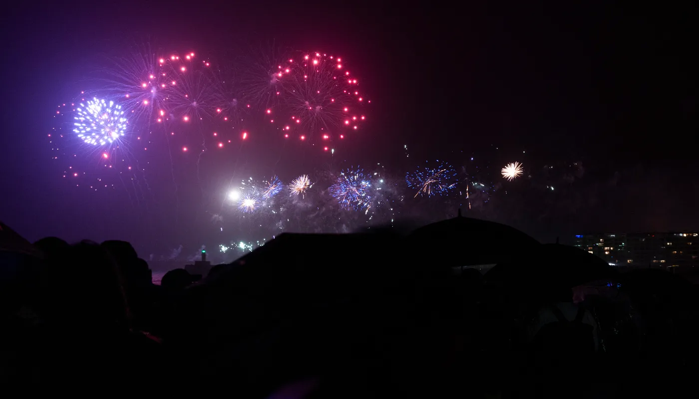LES SABLES D'OLONNE, FRANCE - 10 MAI 2025 : Un feu d'artifice est photographié sur la plage après la remise des prix du Vendée Globe, le 10 mai 2025 aux Sables d'Olonne, France - (Photo by Jean-Marie Liot / Alea)