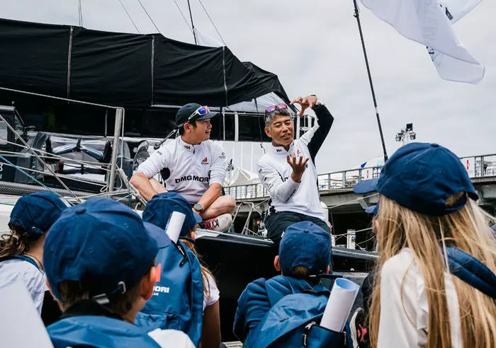 Un skipper parle a des enfants