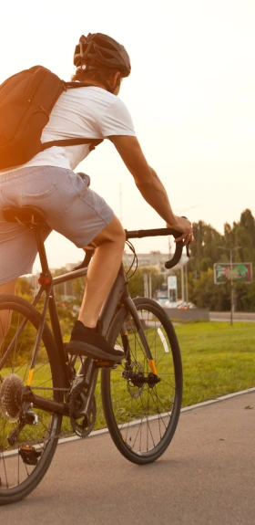 Un homme habillé en tenue d'été pratiquant du vélo en ville